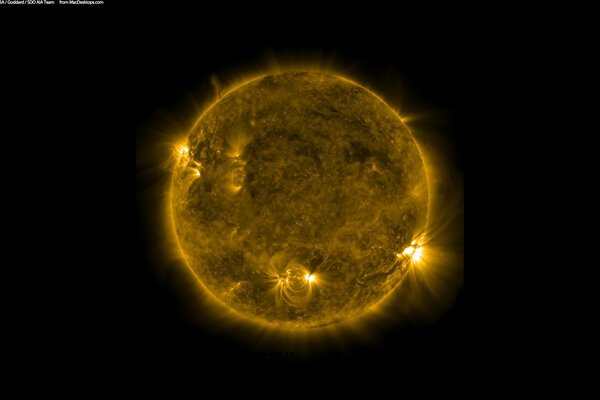 Sol ardiente sobre fondo negro