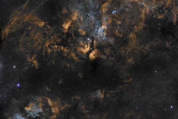 La abstracción del humo negro en el cielo azul