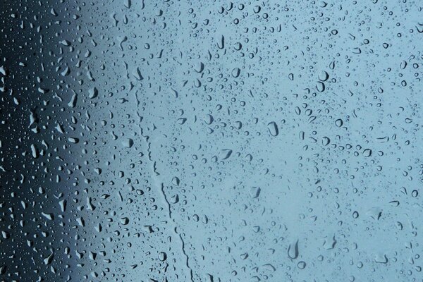 Vidrio empañado con pequeñas gotas y goteos