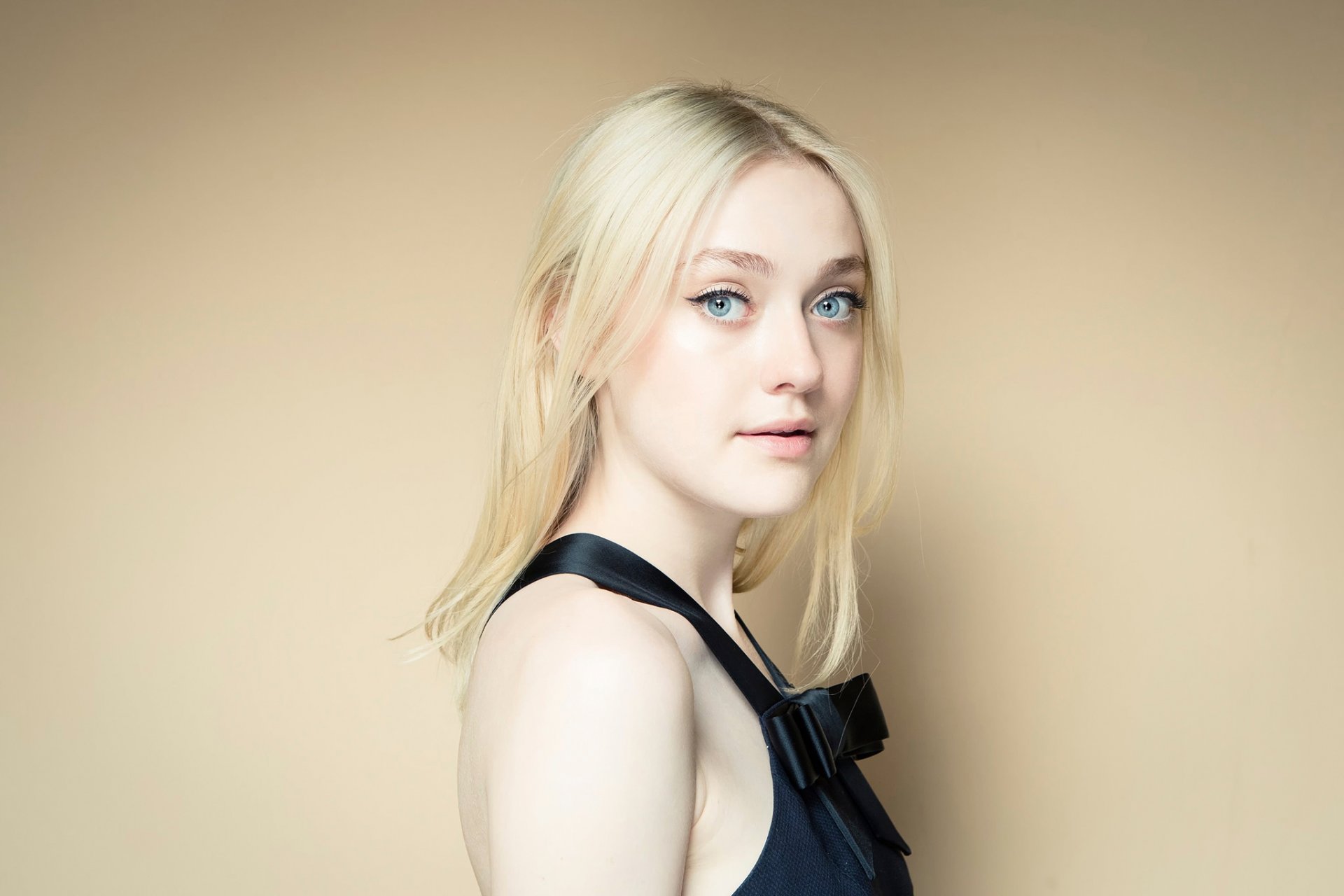 dakota fanning sesión de fotos para la película movimientos nocturnos movimientos nocturnos festival de cine de venecia