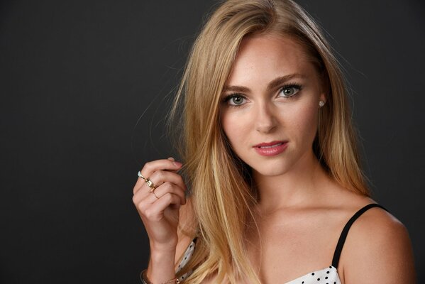 Anna-Sophia Robb en una sesión de fotos de verano