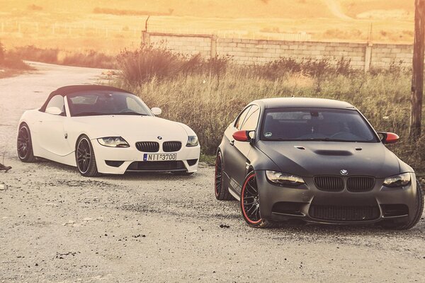 BMW blanco supera al negro en carretera