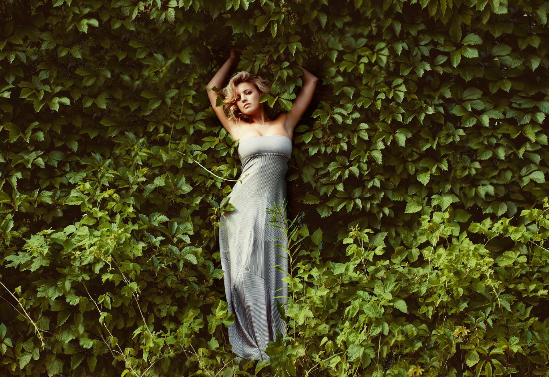 chica naturaleza plantas pose vestido