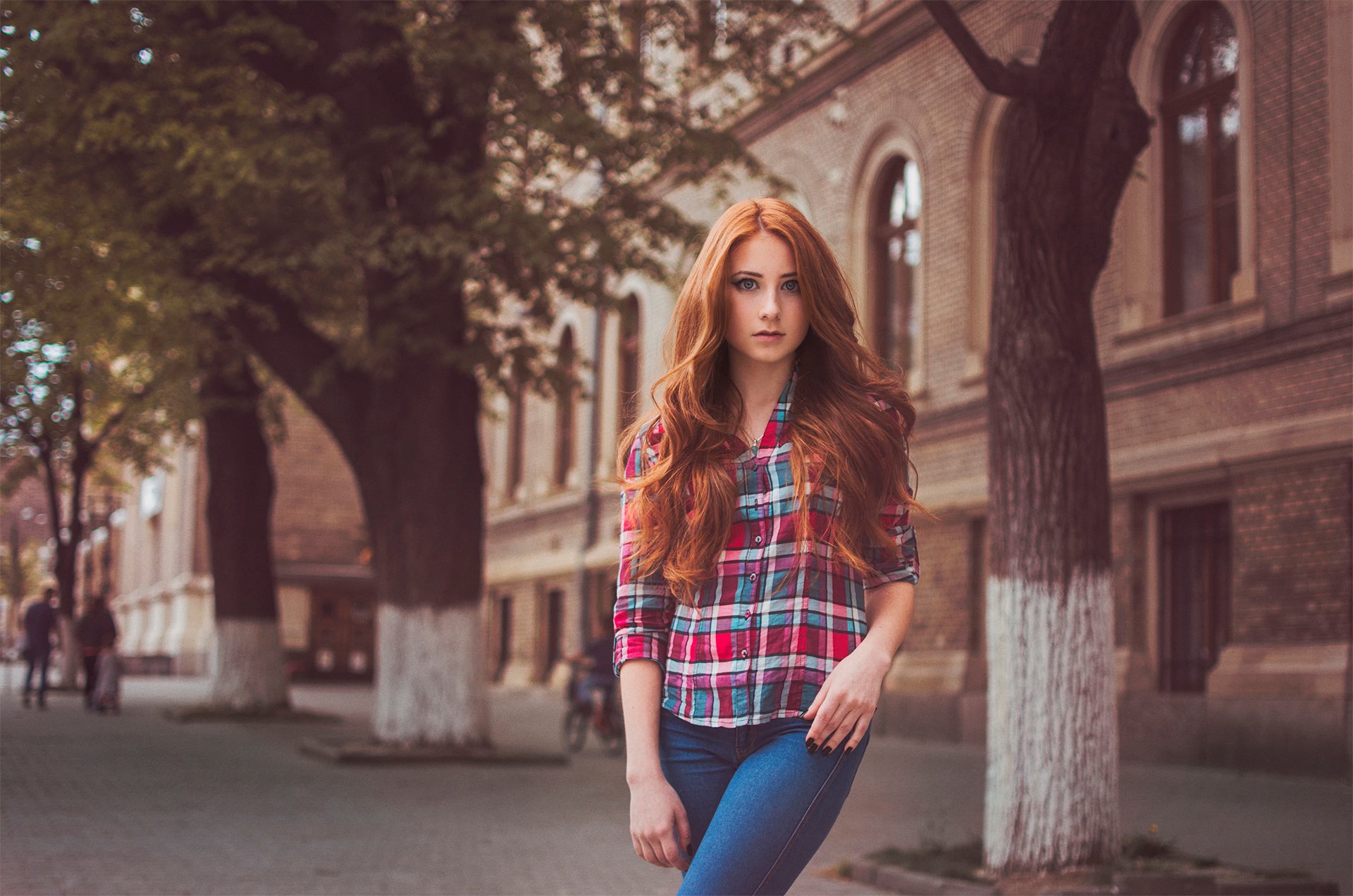 pelirroja camisa jaula jeans ciudad