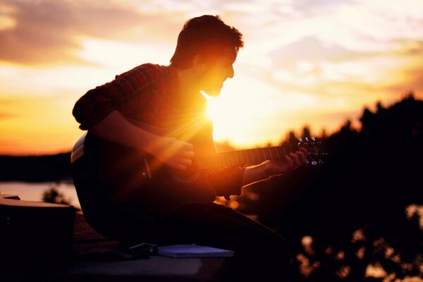 Músico sol luz chico con guitarra