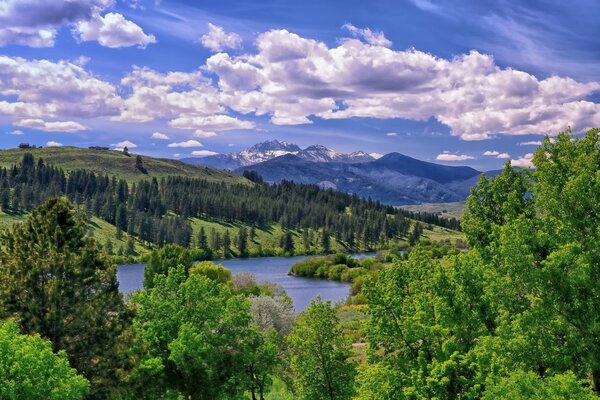 VALLE CON LAGO AL PIE DE LAS MONTAÑAS