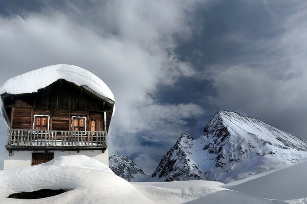 Casa en las montañas. Nieve. montaña