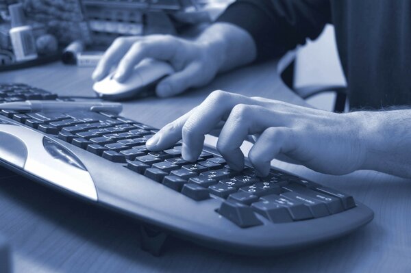 Una persona escribe texto en una computadora