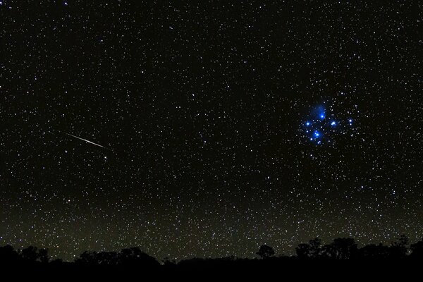 Meteoro cayendo en el fondo de las estrellas