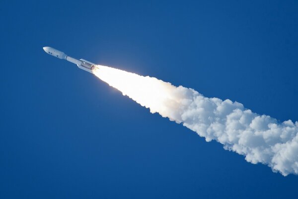 El cohete en el lanzamiento vuela al espacio