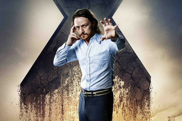 Charles Xavier contra un muro de piedra