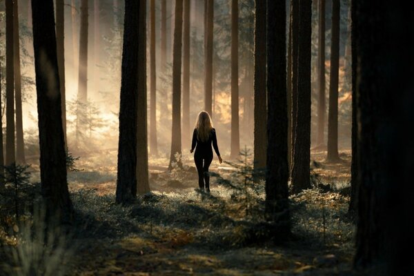 Chica en el bosque. niebla en más a menudo