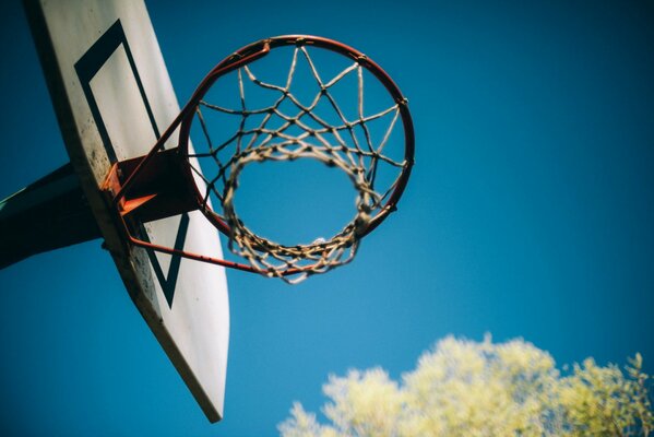Aro de baloncesto contra el cielo