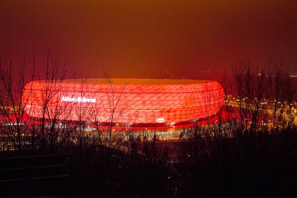 Estadio luminoso por la noche. Luz de fondo roja