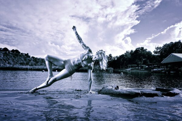 Chicas de yoga en la superficie del agua