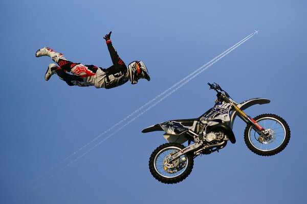 Jet y Racer en el cielo