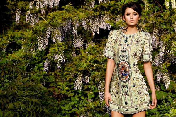 La actriz Nina Dobre en el fondo de las flores