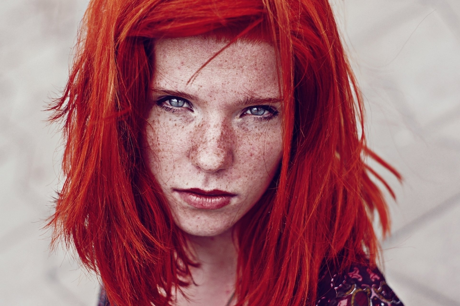 chica pelirroja cara pecas