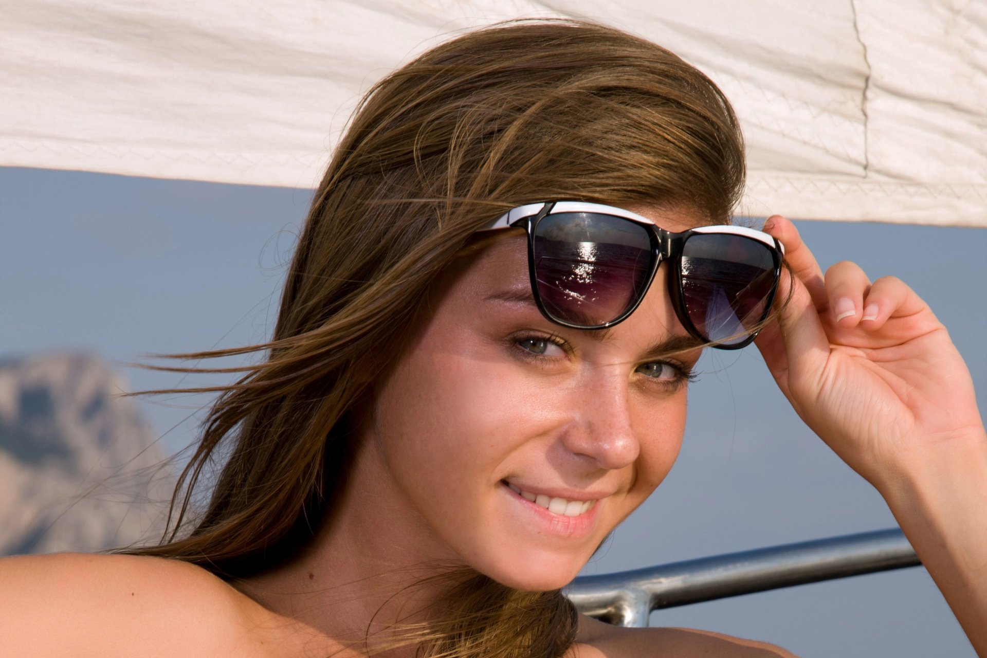 natalia e lily c raisa modelo sonrisa gafas cara