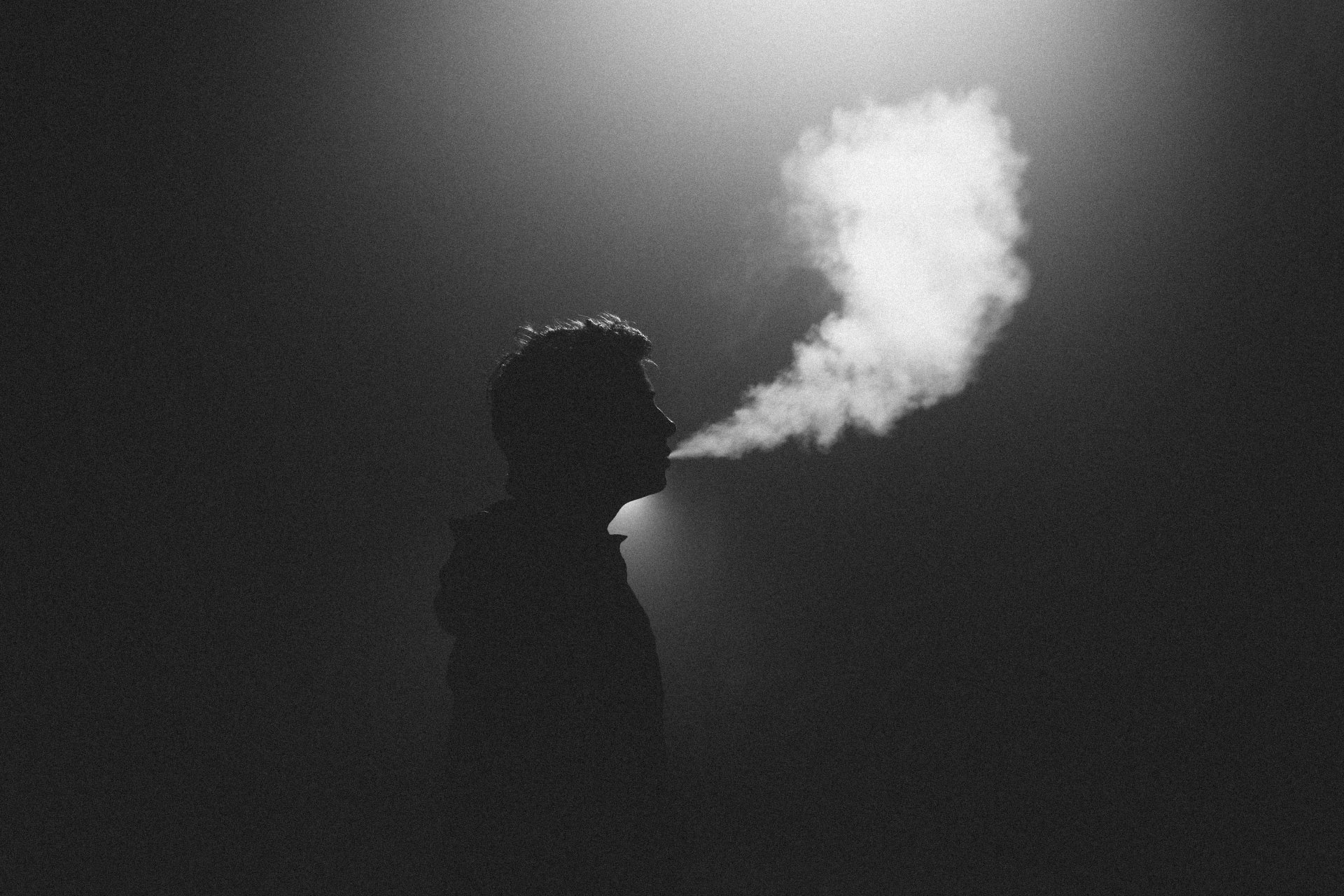 hombre fumar silueta luz humo