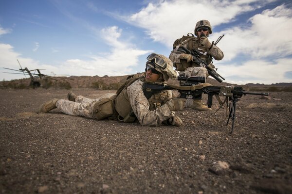 El ejército estadounidense. Soldados con armas