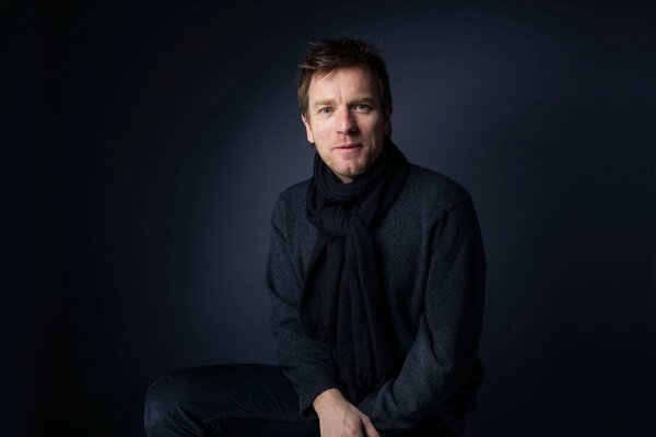 Ewan McGregor en negro