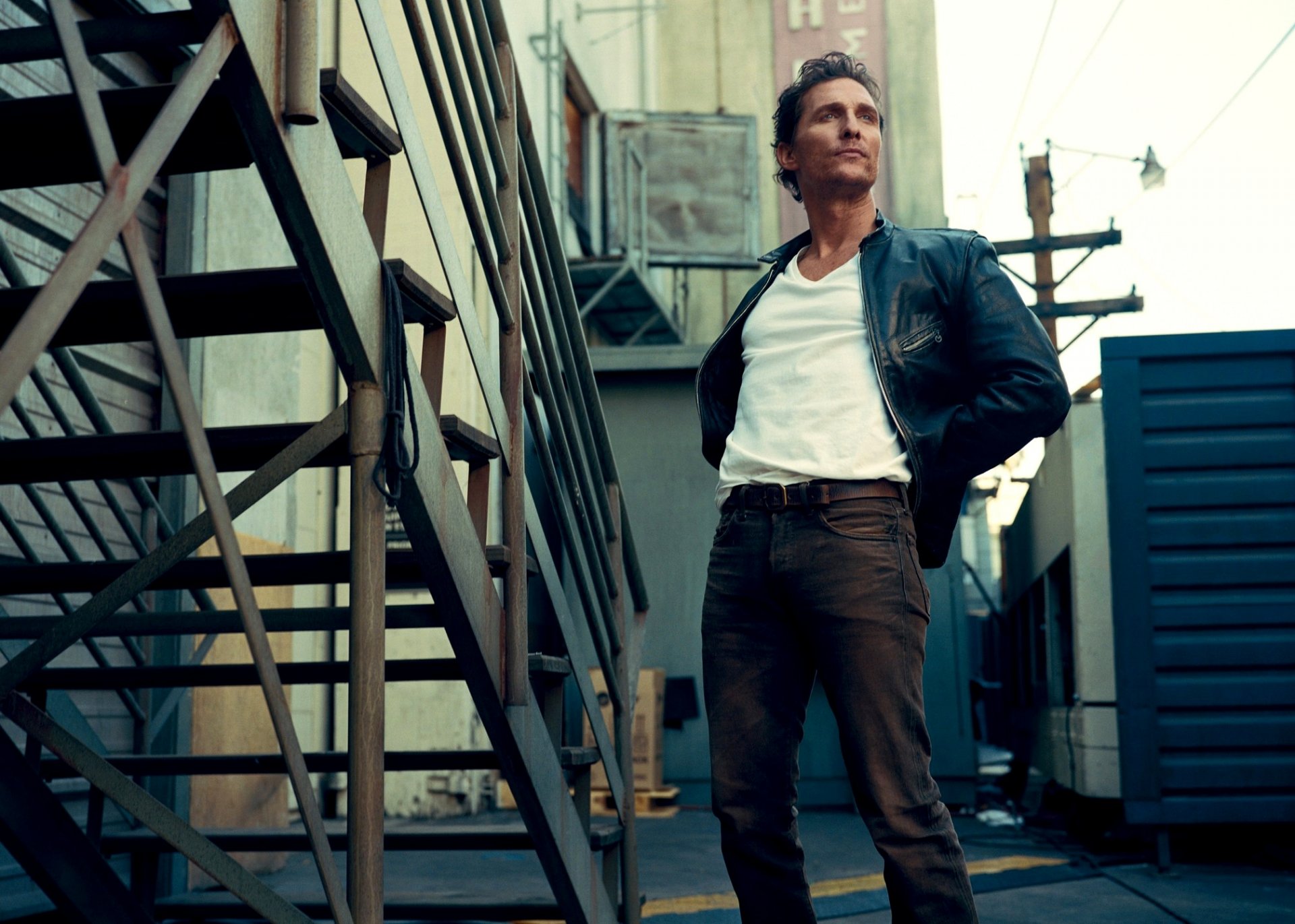 matthew mcconaughey actor hombre mirada escalera calle