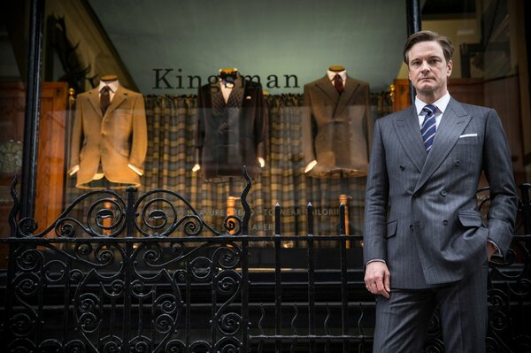 Colin Firth con los trajes de la película Kingsman