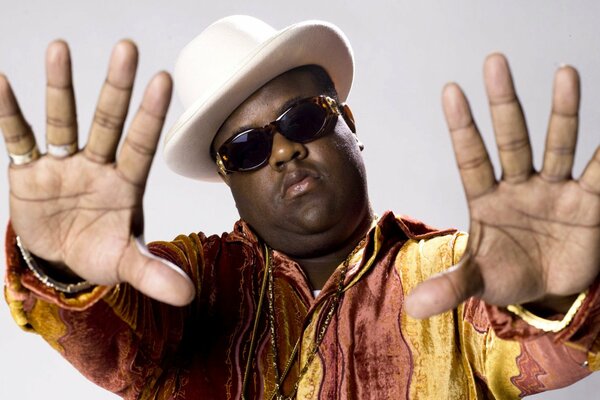 Repper con gafas y sombrero blanco