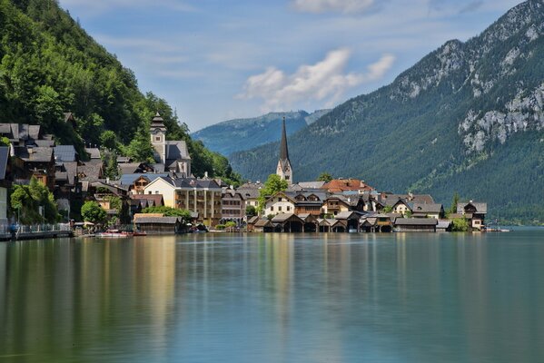 Casas de la ciudad en el reflejo de la superficie del agua