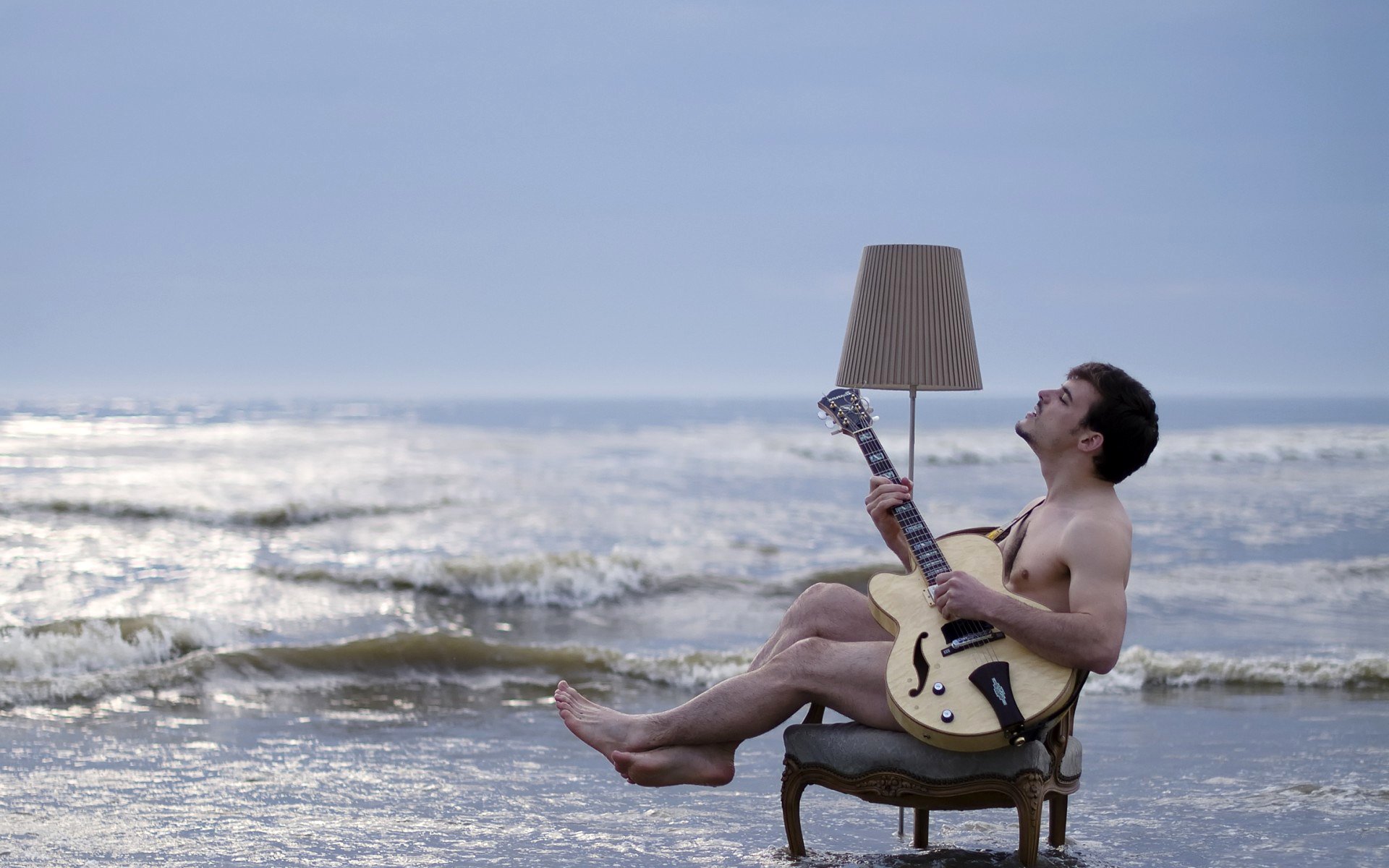 situación estado de ánimo mar costa resaca sillón silla guitarra lámpara de pie música