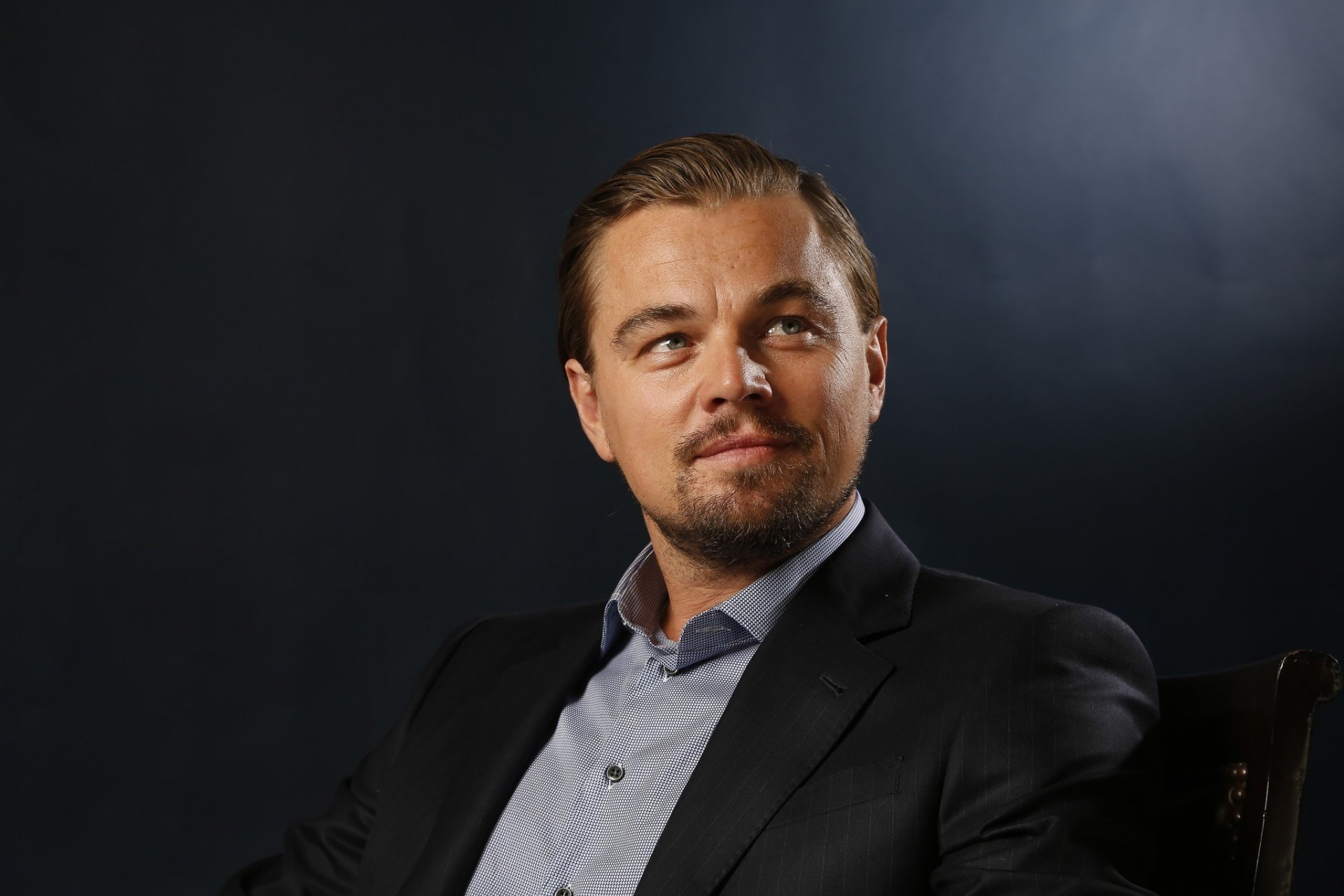 leonardo dicaprio hombre actor cara mirada silla