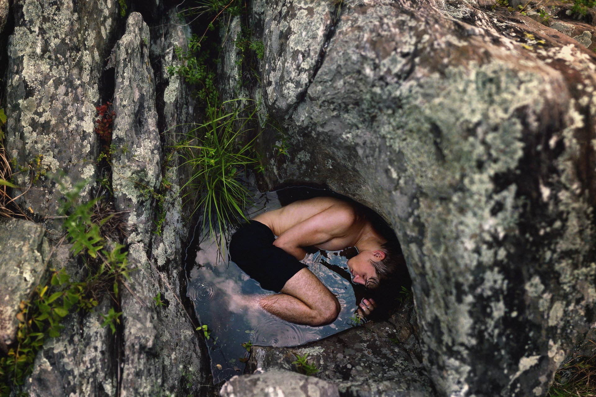 hombre rocas piedras agua soledad desesperanza drogadicto alcohólico anhelo dolor tristeza suicidio