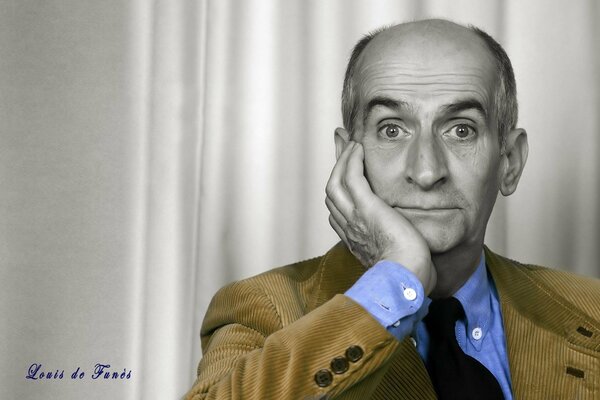 Retrato de Louis de Funes en tonos grises con una chaqueta de pana dorada y una camisa azul