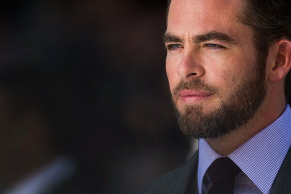 Retrato de Chris Pine con barba