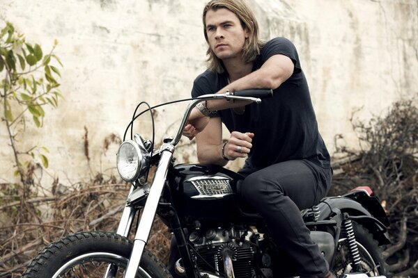 Chris Hemsworth con la imagen de un ciclista brutal