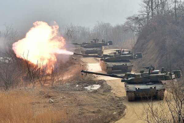 Carros de combate K2 BLACK panther mientras se dispara