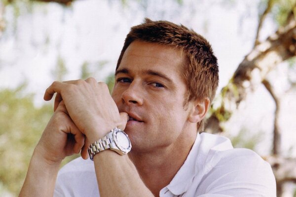 El actor Brad Pitt con el reloj en la mano