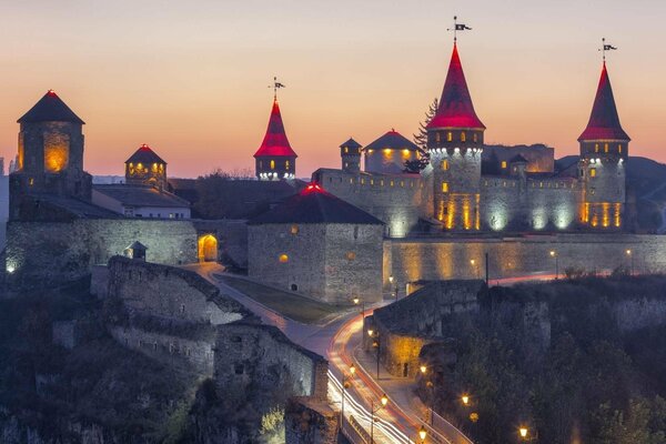 Kamianets-fortaleza de Podolsk al atardecer