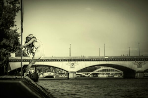 Foto de una chica elegante en el fondo de un puente