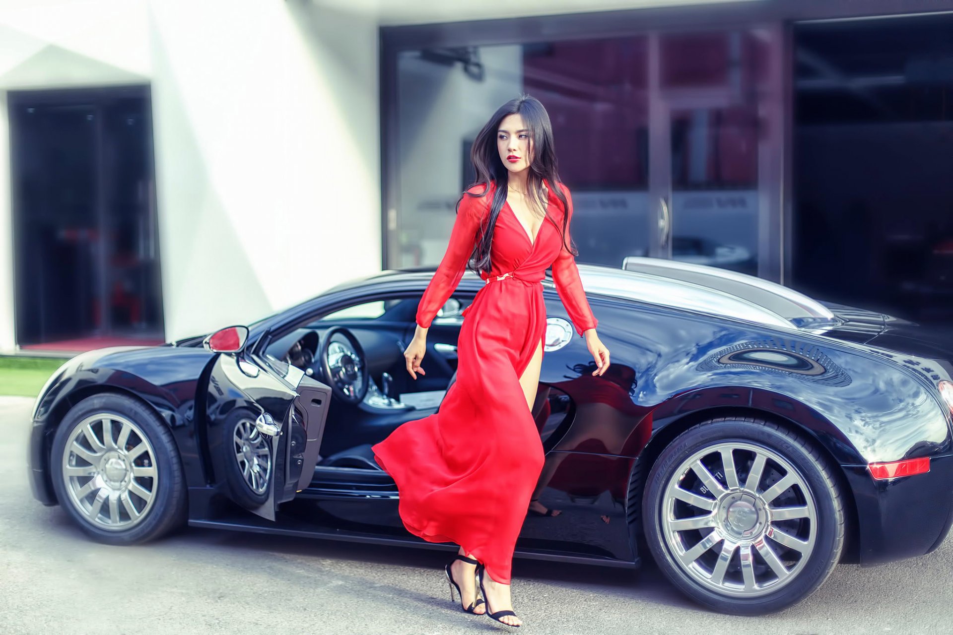 chica en rojo marcha coche bugatti