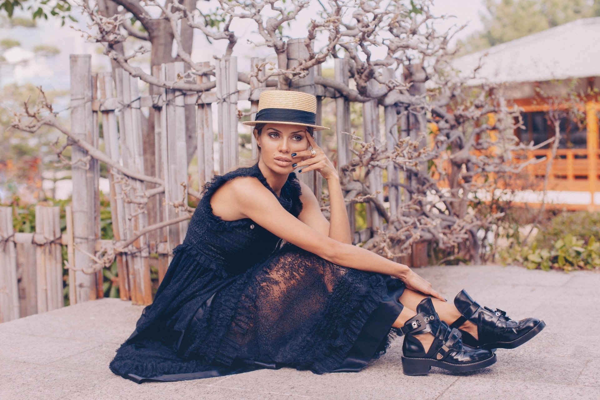 chica estilo vestido botas sombrero árbol
