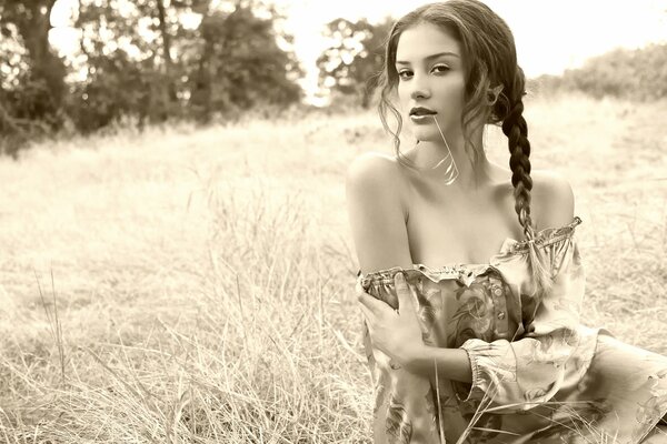 Foto en blanco y negro de una niña en el campo