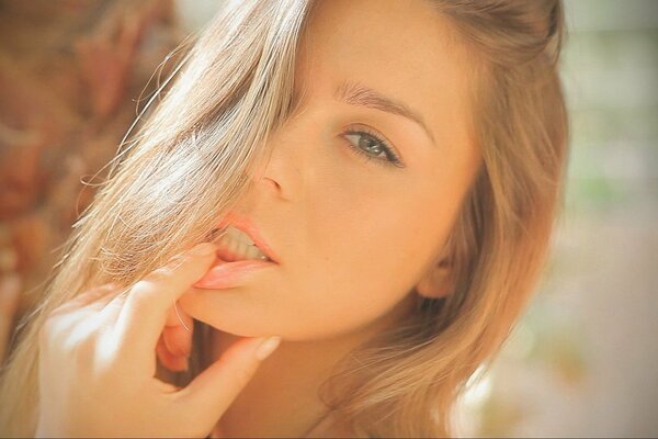 Hermosa chica. Morena. Persona
