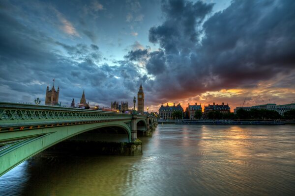 Puente de Westminster de Londres al atardecer