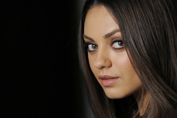 Mila Kunis cara con partreta