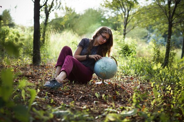 Chica con un globo en el fondo del bosque