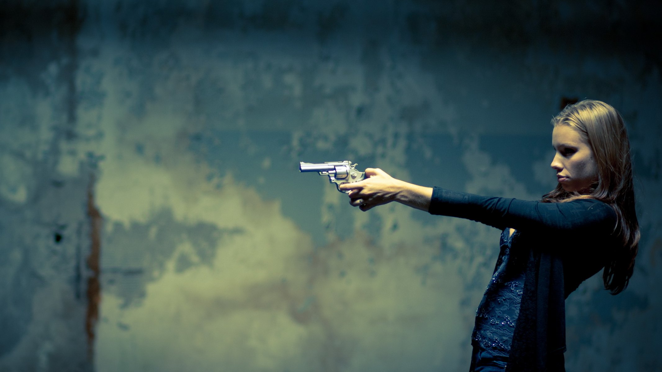chica arma situación