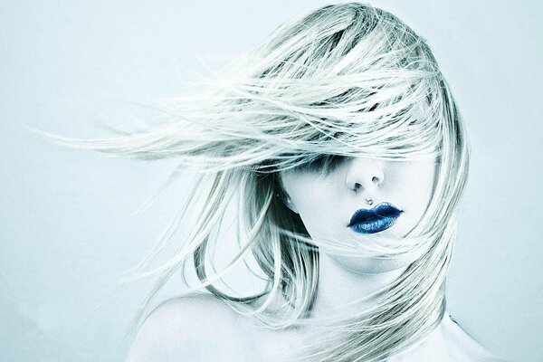 Rubia con lápiz labial azul