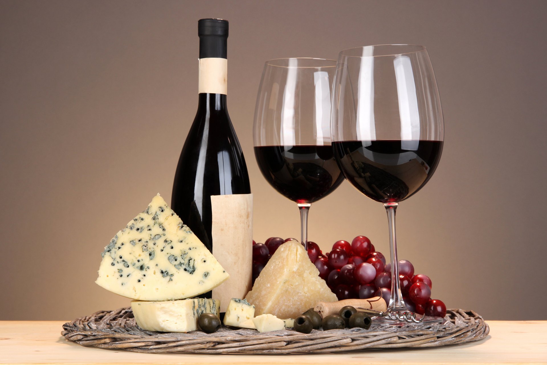 botella copa de vino sacacorchos vino aceitunas queso uvas